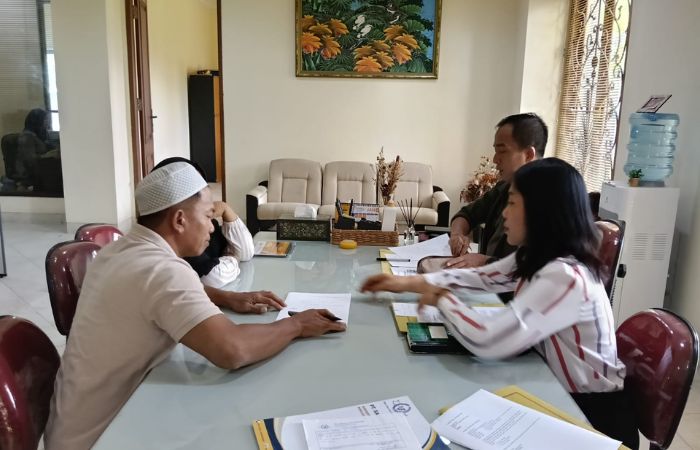 memberikan penjelasan di kantor